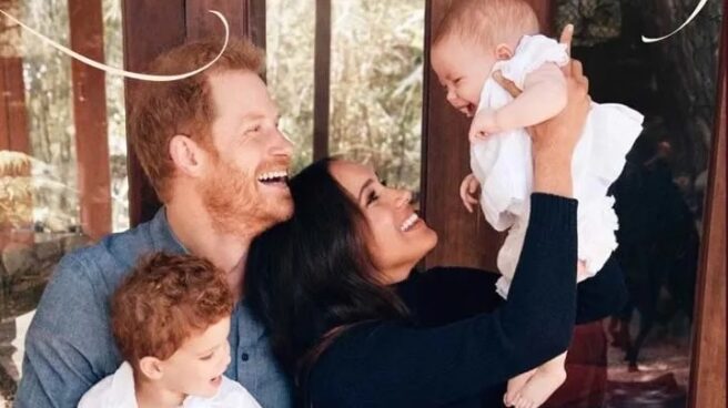 Harry y Meghan con sus dos hijos