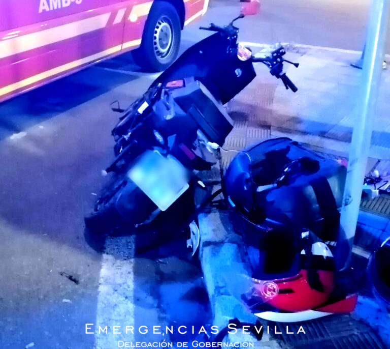 El conductor de una moto eléctrica de alquiler muere al chocar contra un semáforo