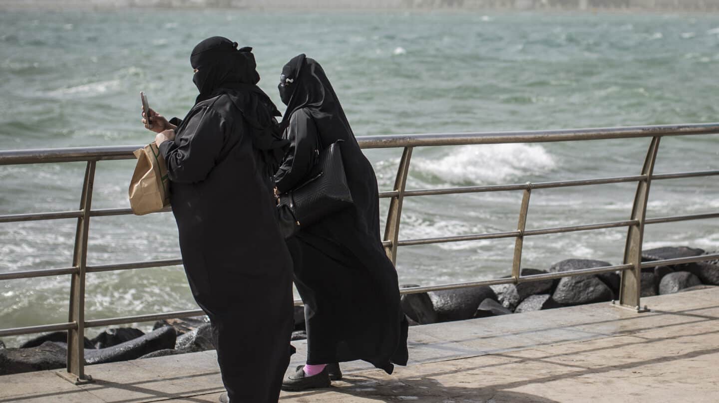 Mujeres en el paseo marítimo de Yeda (Arabia Saudí).
