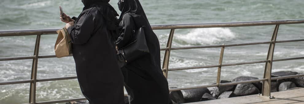 Mujeres en el paseo marítimo de Yeda (Arabia Saudí).