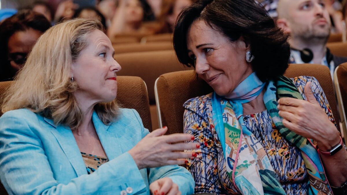 La vicepresidenta primera y ministra de Asuntos Económicos y Transformación digital, Nadia Calviño junto a la presidenta del Grupo Santander, Ana Botín.