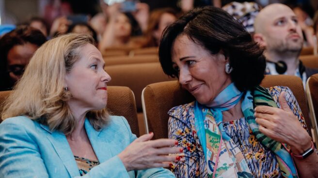 La vicepresidenta primera y ministra de Asuntos Económicos y Transformación digital, Nadia Calviño junto a la presidenta del Grupo Santander, Ana Botín.