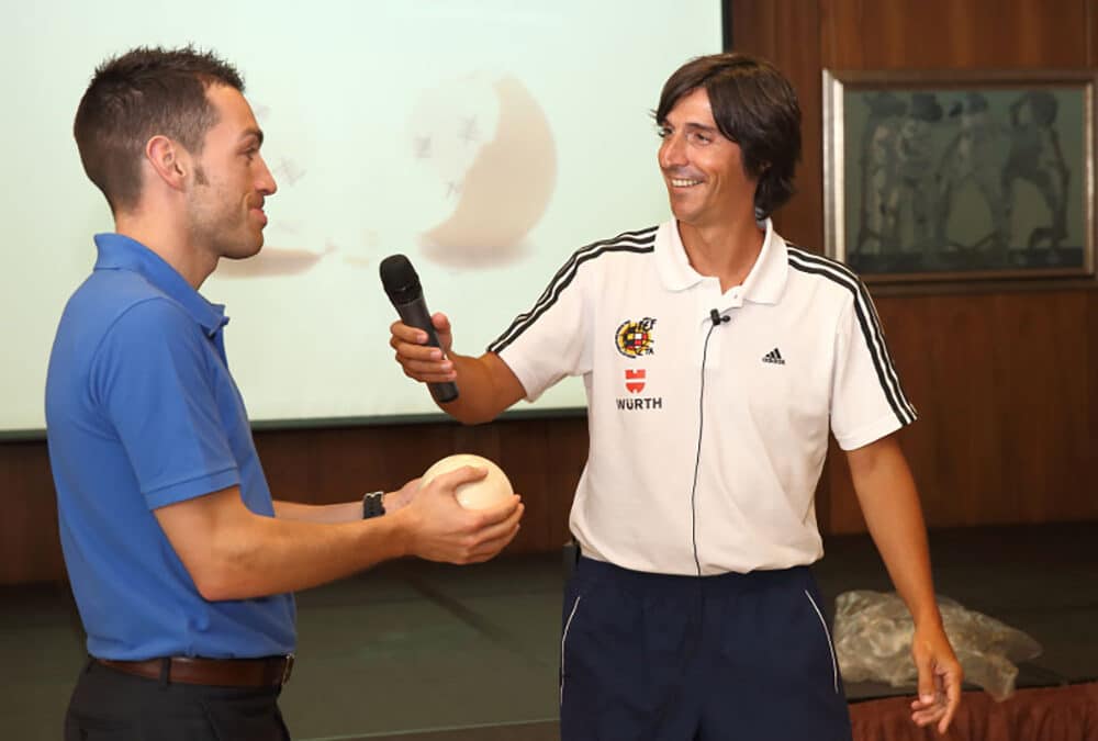 A la derecha, el hijo de Negreira, Javier Enríquez, en una imagen subida a su web de 'coaching'.