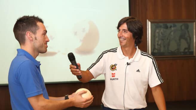 A la derecha, el hijo de Negreira, Javier Enríquez, en una imagen subida a su web de 'coaching'. A la derecha, el hijo de Negreira, Javier Enríquez, en una imagen subida a su web de 'coaching'.