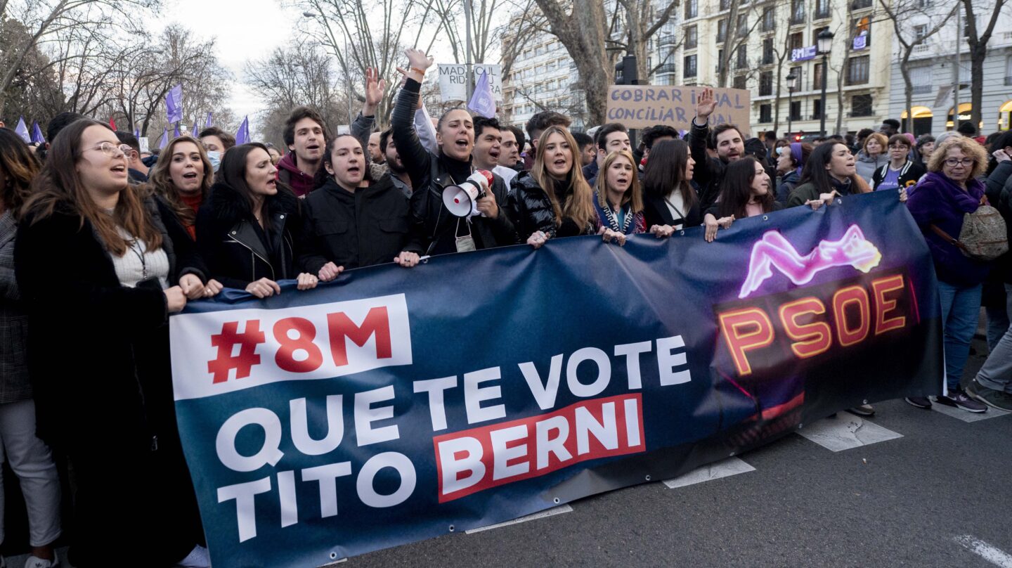 Juventudes, Nuevas Generaciones y el VAR de un hombre por los suelos: la intrahistoria de la pancarta de Tito Berni en el 8-M