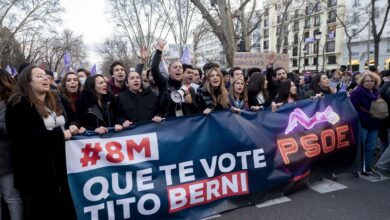 Juventudes, Nuevas Generaciones y el VAR de un hombre por los suelos: la intrahistoria de la pancarta de Tito Berni en el 8-M