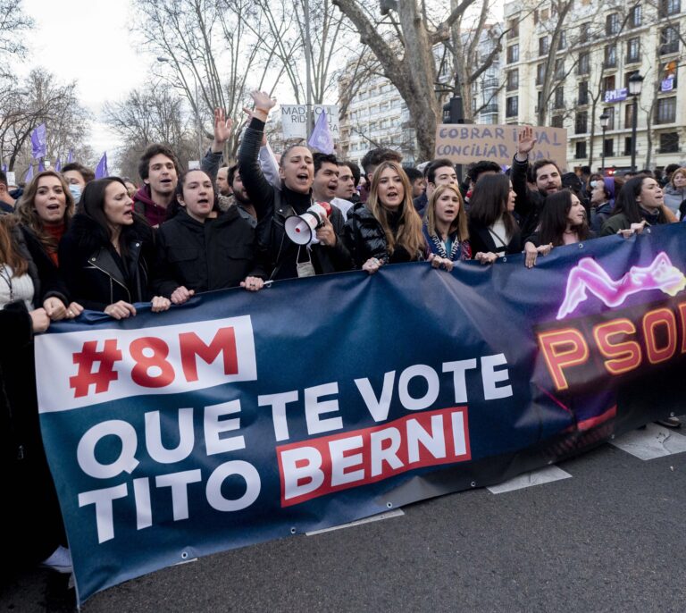 Juventudes, Nuevas Generaciones y el VAR de un hombre por los suelos: la intrahistoria de la pancarta de Tito Berni en el 8-M