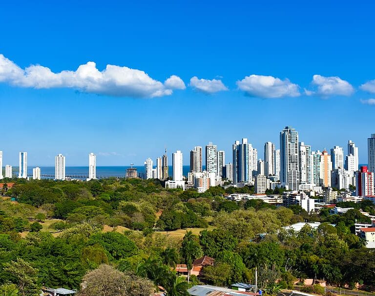 900 españoles emigraron en 2022 a Panamá pese al "agotamiento" de las infraestructuras