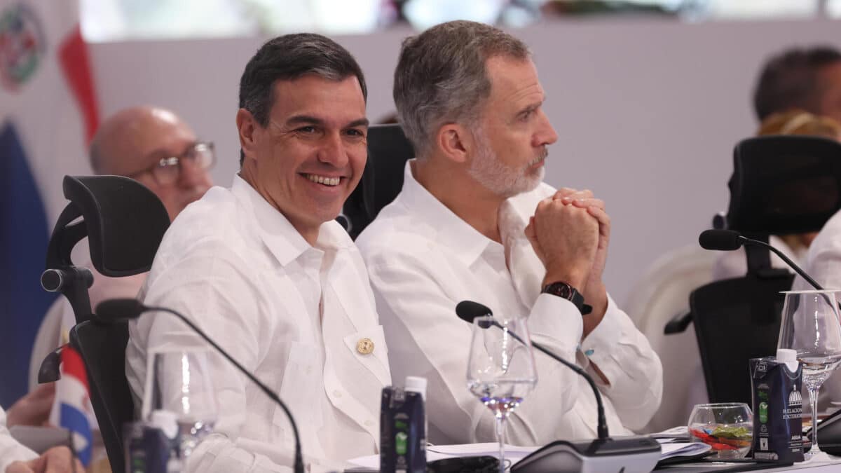 Pedro Sánchez y Felipe VI, durante la reunión de la Cumbre Iberoamericana en Santo Domingo.
