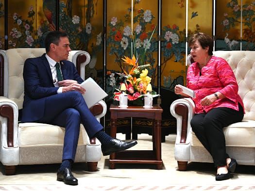 El presidente del Gobierno, Pedro Sánchez, junto a la directora general del FMI, Kristalina Georgieva.