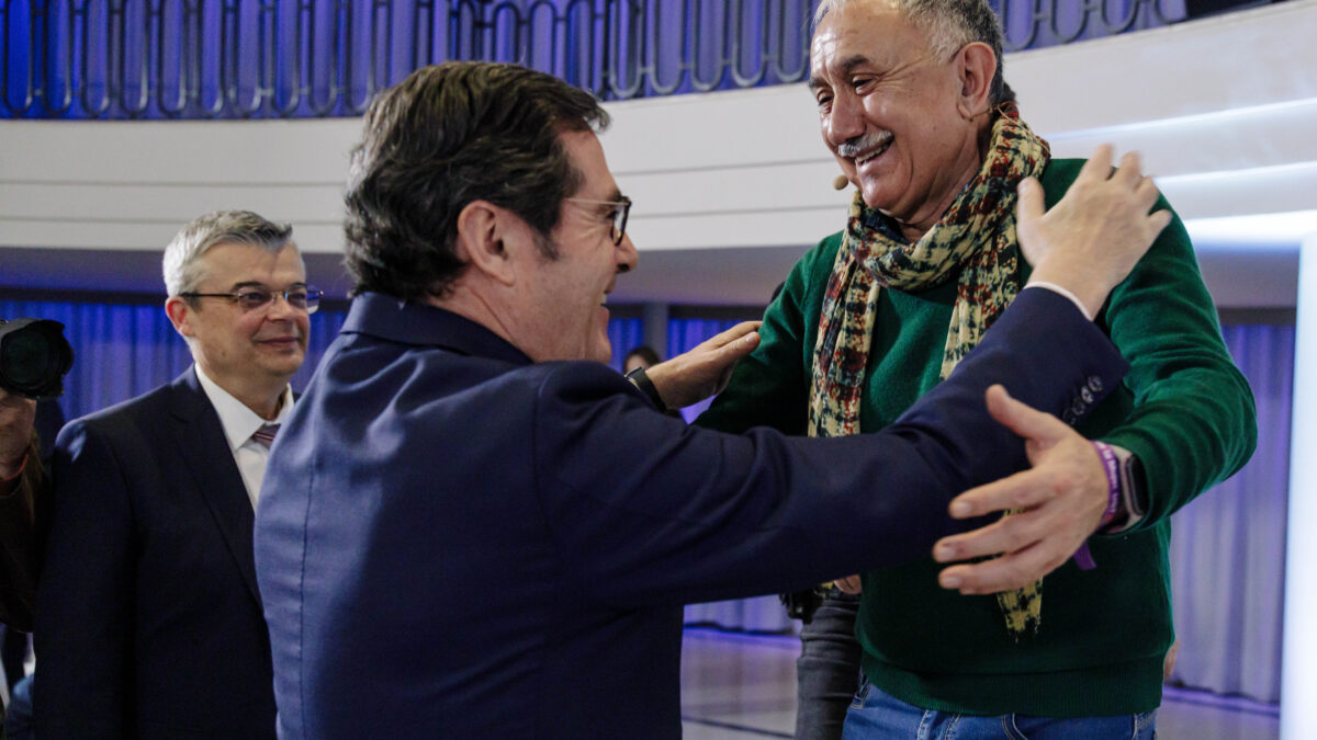 El secretario general de UGT, Pepe Álvarez, abraza al presidente de la CEOE, Antonio Garamendi, este jueves en un acto del diario 'El Mundo'.