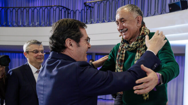 El secretario general de UGT, Pepe Álvarez, abraza al presidente de la CEOE, Antonio Garamendi, este jueves en un acto del diario 'El Mundo'.