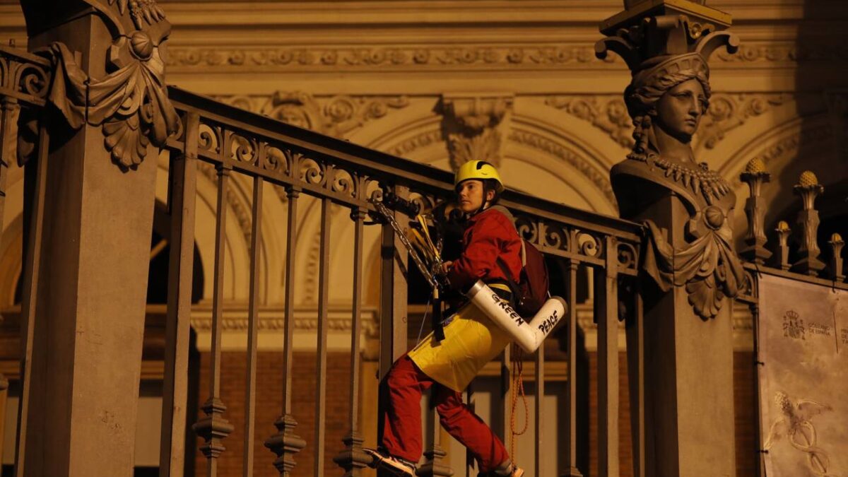 Activista de Greenpeace en una de las puertas del Ministerio de Agricultura.