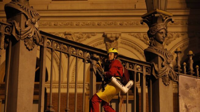 Activista de Greenpeace en una de las puertas del Ministerio de Agricultura. Activista de Greenpeace en una de las puertas del Ministerio de Agricultura.
