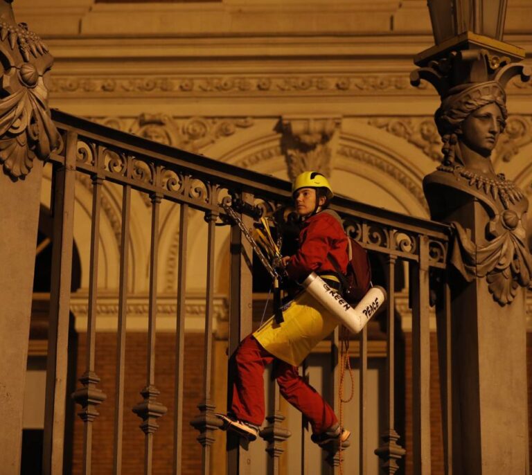 Activistas de Greenpeace bloquean las puertas del Ministerio de Agricultura