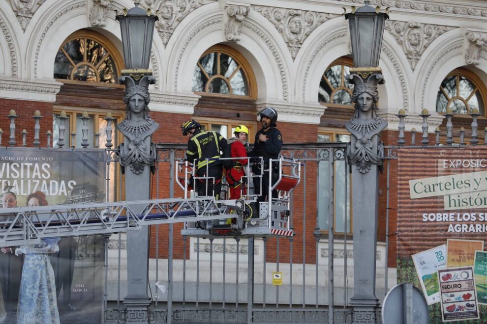 Los bomberos intentan desanclar a un activista de Greenpeace.