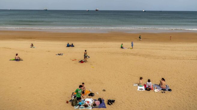 Bañistas toman el sol en la playa del Sardinero en Santander, este miércoles.