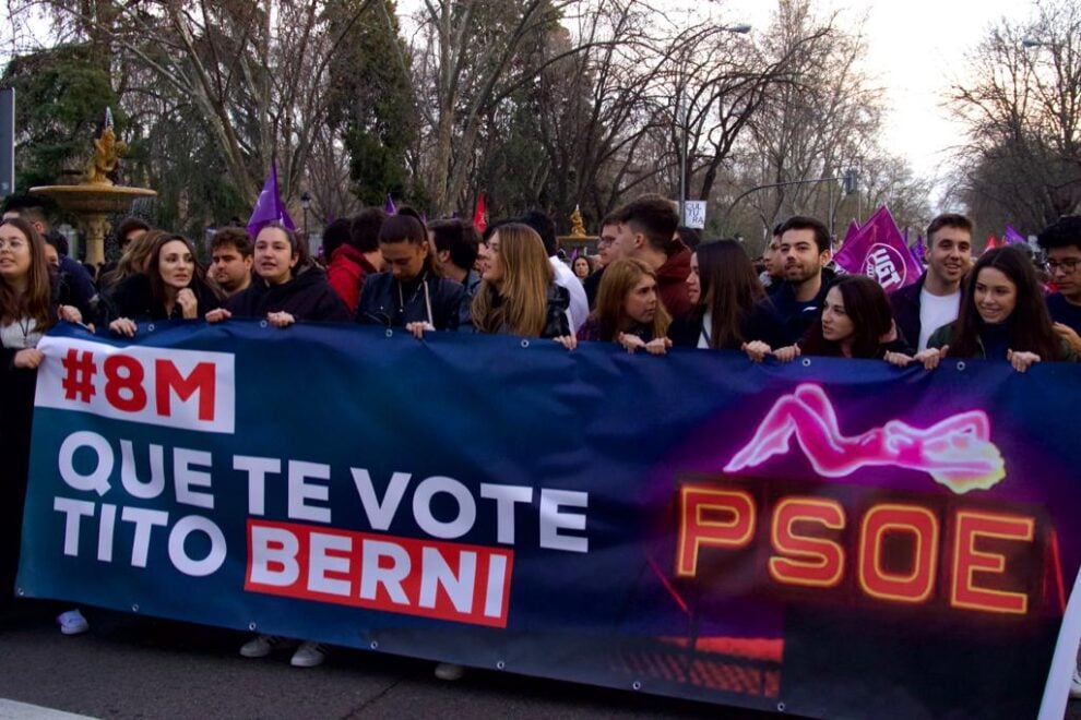 Una de las pancartas de la manifestación alternativa de este 8-M: "Que te vote Tito Berni".