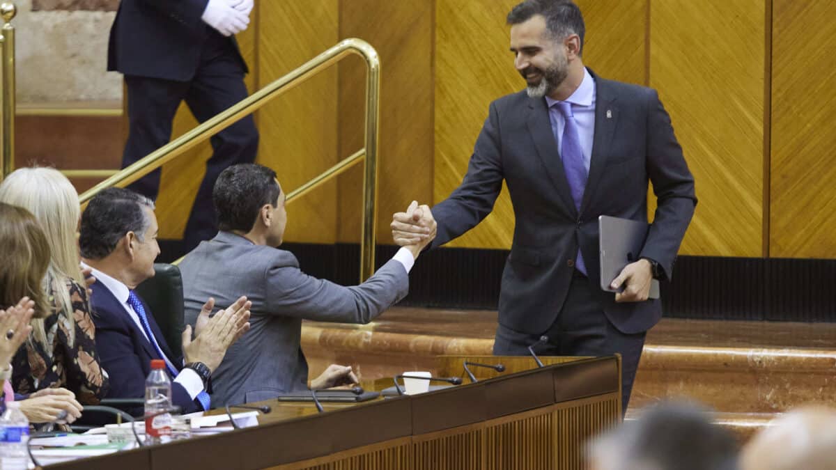 El consejero de Sostenibilidad, Medio Ambiente y Economía Azul de la Junta de Andalucía y portavoz del gobierno, Ramón Fernández-Pacheco, saluda a Juanma Moreno en el Parlamento andaluz.