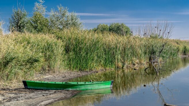 Una barca en medio de un embalse en sequía