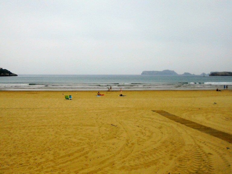 Muere un surfista de 49 años en la playa de Suances