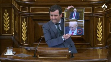 Vox sube al estrado una foto de 'Tito Berni' con el pin de la Agenda 2030: "Corrupción climática"