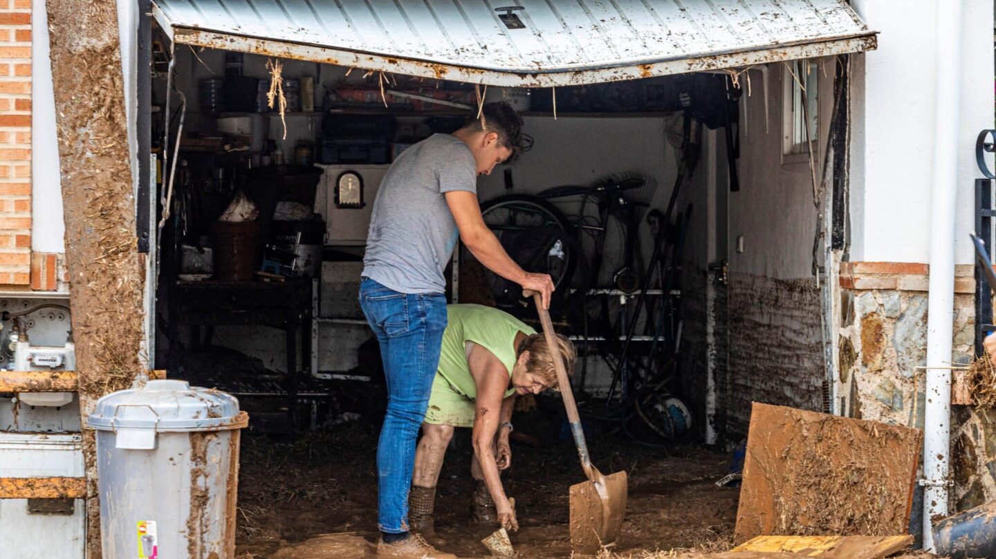 Vecinos de Cobisa (Toledo) limpian de barro sus viviendas tras la inundación causada por una depresión aislada en niveles altos (DANA)-