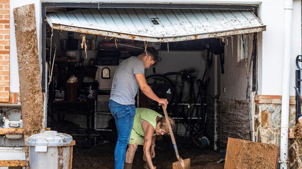 Vecinos de Cobisa (Toledo) limpian de barro sus viviendas tras la inundación causada por una depresión aislada en niveles altos (DANA)-