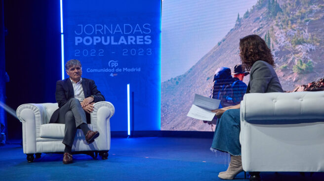 El PP de Madrid celebra un coloquio sobre la cultura del esfuerzo y la meritocracia en Torrejón de Ardoz Toni Nadal, junto a Isabel Díaz Ayuso en un acto del PP el pasado mes de enero en Torrejón de Ardoz.