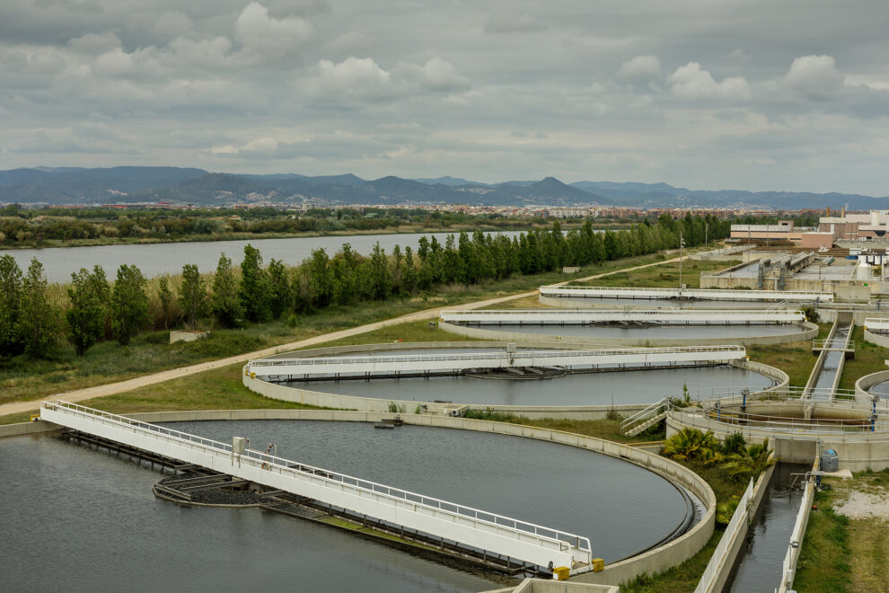 Veolia y Agbar ofrecen su experiencia y su tecnología para garantizar el acceso universal al más básico de los recursos: el agua. Veolia invertirá en torno a 1.500 millones de euros en transformar las depuradoras del Baix Llobregat (en la imagen) y el Besós en 'ecofactorías' integradas en un modelo de gestión de agua de referencia mundial.