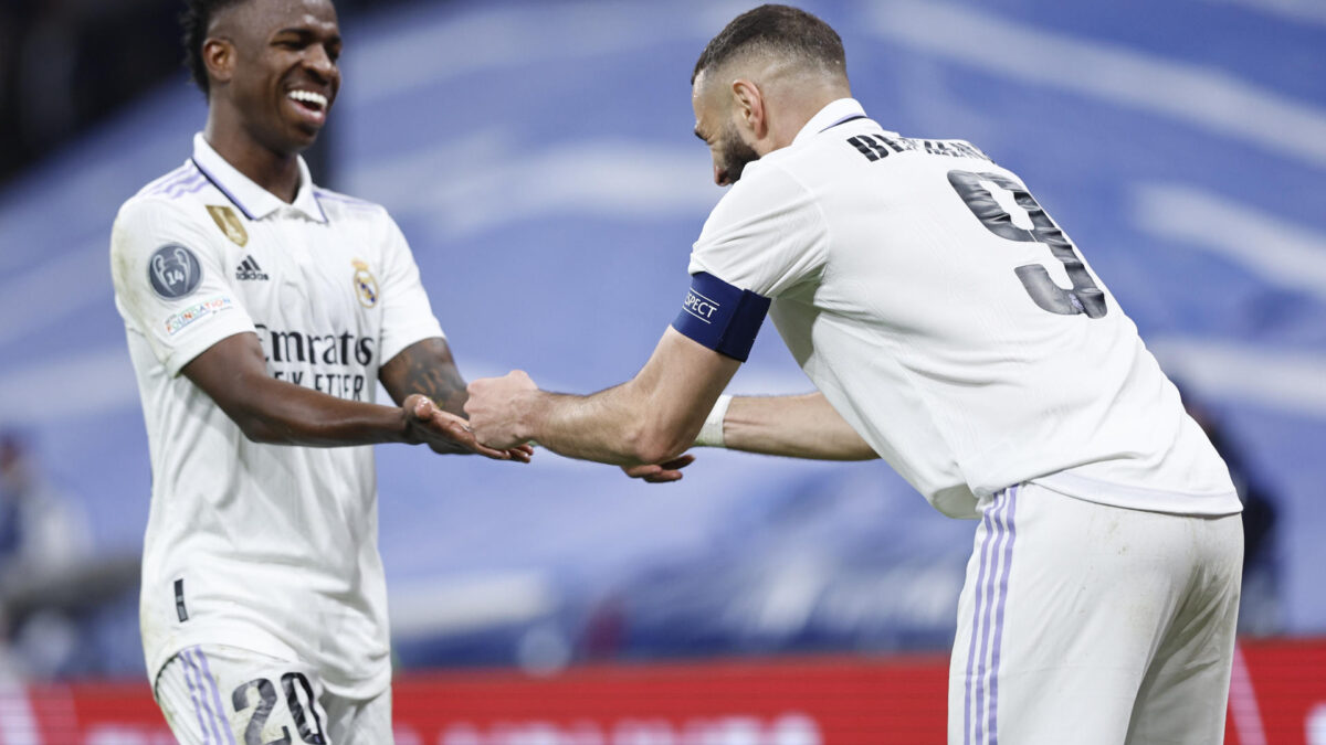 Vinicius y Karim Benzema celebran el gol de la victoria del Real Madrid frente al Liverpool en octavos de la Champions League.