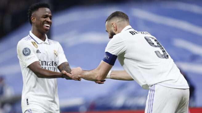 Vinicius y Karim Benzema celebran el gol de la victoria del Real Madrid frente al Liverpool en octavos de la Champions League.