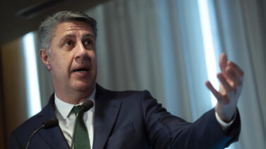 Una vecina independentista irrumpe en un mitin de Albiol y acaba prometiéndole su voto