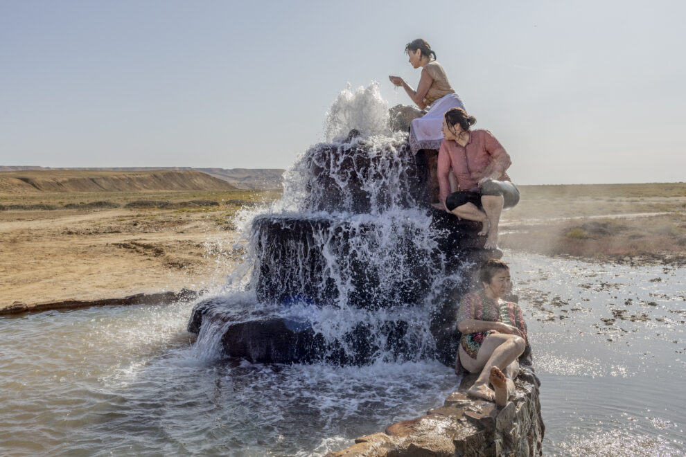 En el antiguo lecho del mar de Aral, cerca del pueblo de Akespe, ha surgido una fuente termal a la que se acude a menudo con fines curativos.