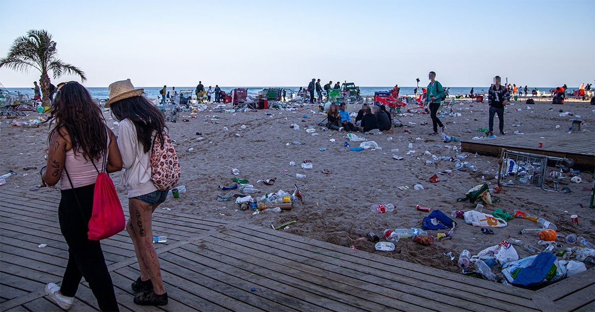 La Playa de San Juan después del macrobotellón que se produjo en el día de Santa Faz de 2016