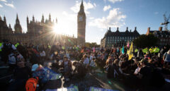Miles de activistas climáticos toman los alrededores del Parlamento británico durante cuatro días