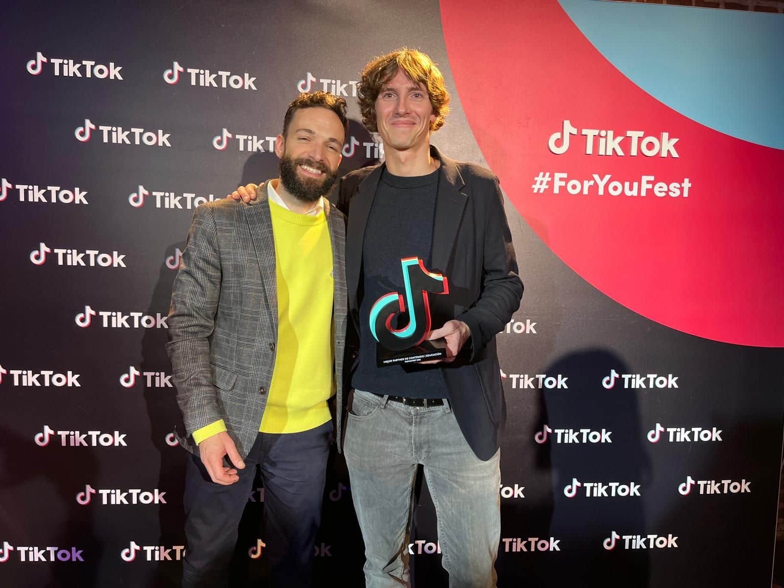 Ropa con el 2025 logo de tik tok