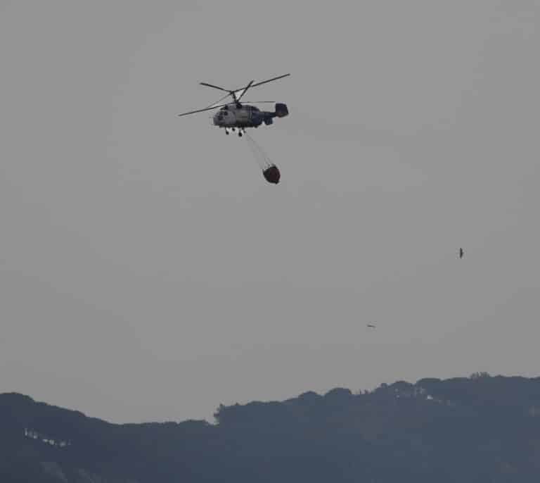 El incendio de Tarifa, con 70 evacuados, se complica por el viento