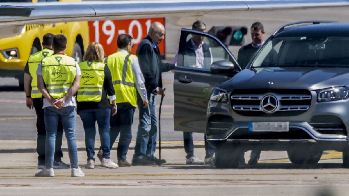 El rey Juan Carlos llega a Vigo mientras don Felipe se da un baño de masas en Ronda