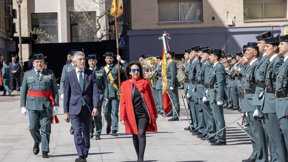 El ministro del Interior, Fernando Grande-Marlaska, junto a la titular de Defensa, Margarita Robles, en el acto de toma de posesión de Mercedes González como nueva directora de la Guardia Civil.