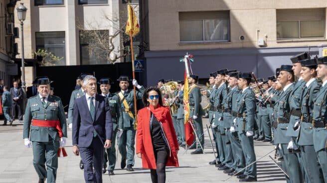 El ministro del Interior, Fernando Grande-Marlaska, junto a la titular de Defensa, Margarita Robles, en el acto de toma de posesión de Mercedes González como nueva directora de la Guardia Civil.