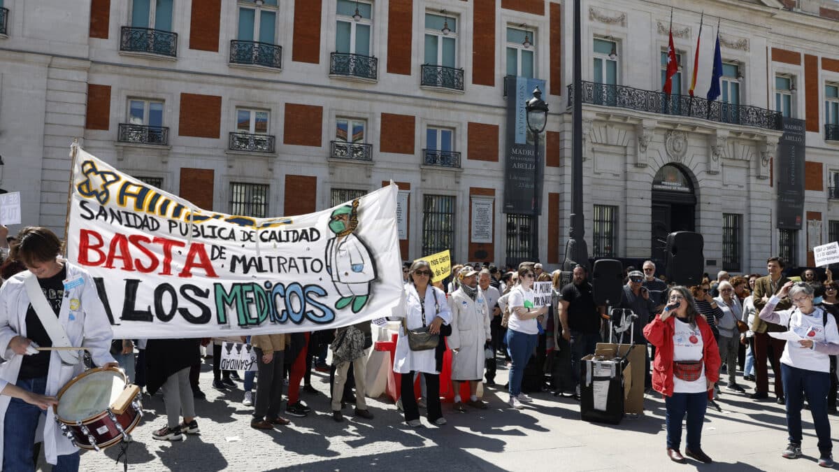 La Marea Blanca cumple 99 ediciones y celebra una nueva marcha, en esta ocasión bajo el lema "Negocio antes que salud. ¡Nada ha cambiado!", desde el Ministerio de Sanidad hasta la Puerta del Sol.