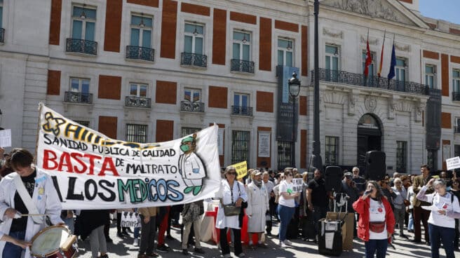 La Marea Blanca cumple 99 ediciones y celebra una nueva marcha, en esta ocasión bajo el lema "Negocio antes que salud. ¡Nada ha cambiado!", desde el Ministerio de Sanidad hasta la Puerta del Sol.