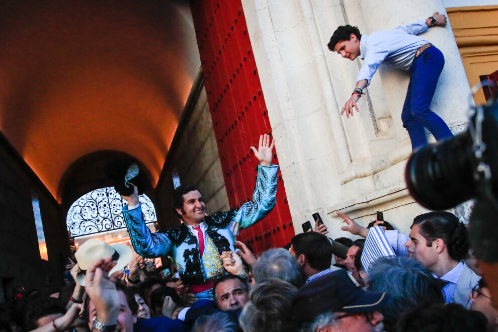 El diestro Morante de la Puebla sale por la Puerta del Príncipe tras cortar dos orejas y rabo a su segundo toro, de la ganadería de Domingo Hernández, en la décima corrida de abono de la Feria de Abril este miércoles en la plaza de la Real Maestranza de Sevilla. 