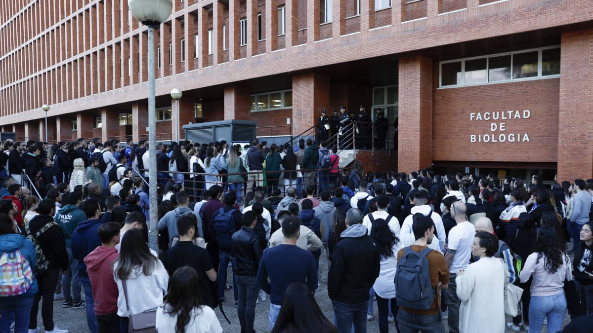 Cientos de personas hacen cola para acceder al examen de las oposiciones a Policía Nacional celebradas en la Facultad de Biología en la Universidad Complutense de Madrid.