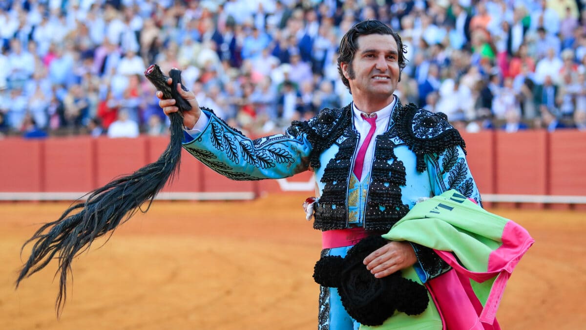 El torero Morante de la Puebla da la vuelta al ruedo tras cortar dos orejas y rabo a su segundo toro en la décima corrida de abono de la Feria de Abril esta tarde en la plaza de la Real Maestranza de Sevilla.