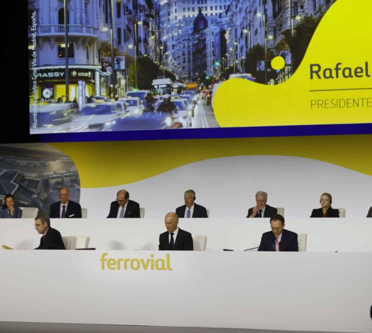 Del Pino contradice al Gobierno: "La operación no se hace por razones fiscales"