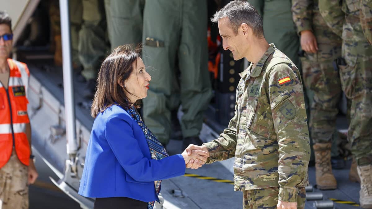 La ministra de Defensa, Margarita Robles, en la Base Aérea de Torrejón al personal de las Fuerzas Armadas que ha intervenido en la evacuación de Sudán (Efe).