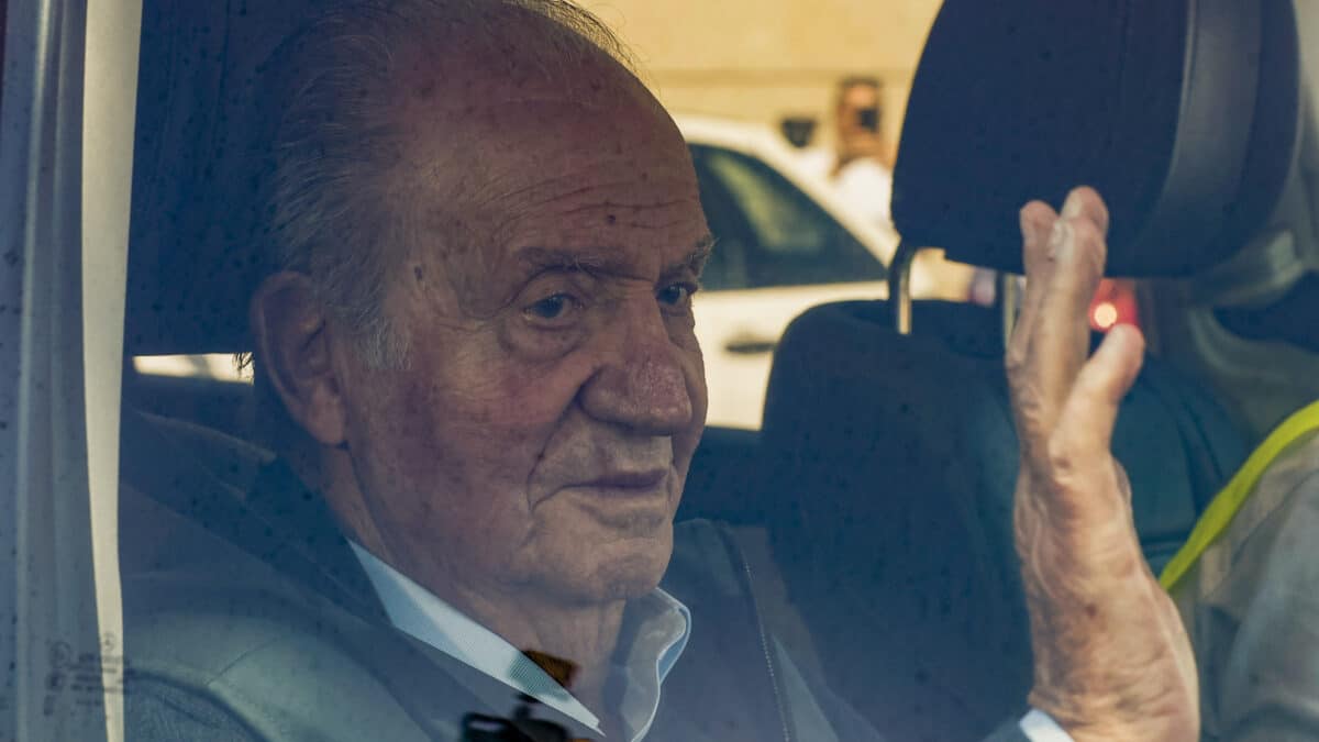 Juan Carlos I saluda a su llegada a la casa de Pedro Campos.