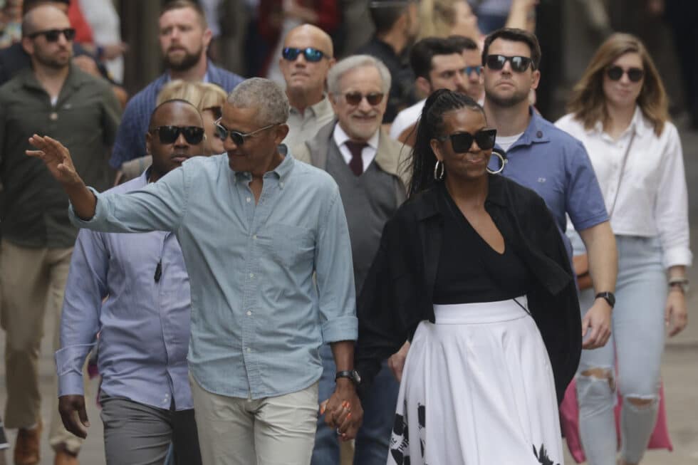 El expresidente norteamericano Barack Obama y su mujer Michelle acompañados de Steven Spielberg y su esposa Kate Capshaw (detrás) salen del MOCO Museum de Barcelona